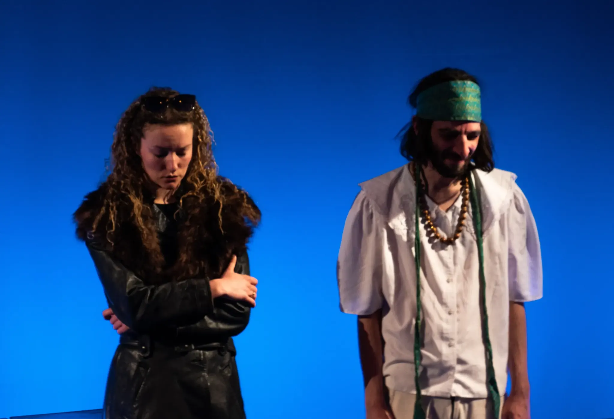 Deux comédiens de la compagnie sur scène, lumière bleue